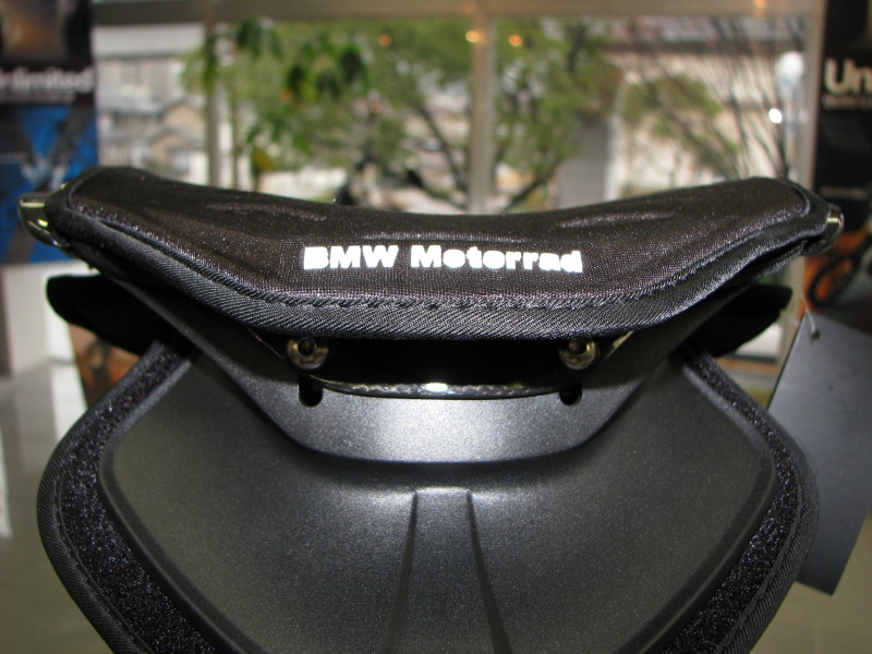 BMW ネックブレースシステム